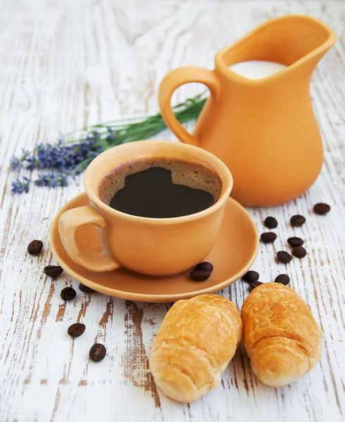 Káva a croissant — Stock fotografie
