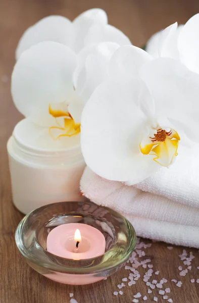 Orchideen und Kerzen — Stockfoto