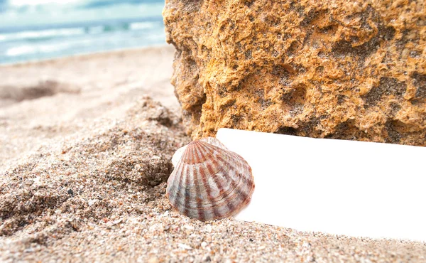 Üres papír a tengerparti homok — Stock Fotó