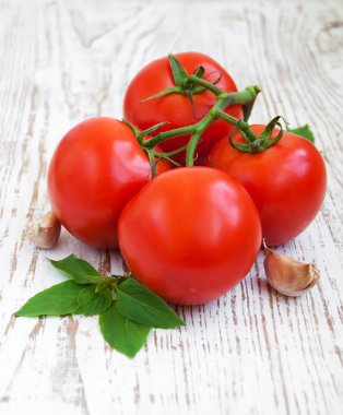 Domates, fesleğen ve sarımsak