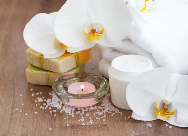 Conjunto de spa com orquídeas brancas — Fotografia de Stock