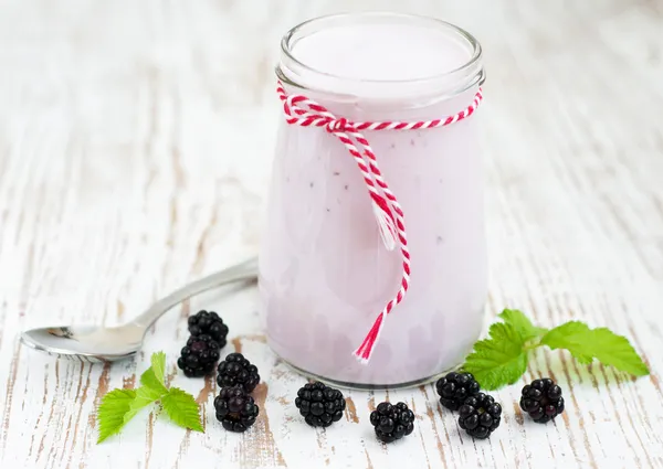 Blackberry yogurt — Stock Photo, Image