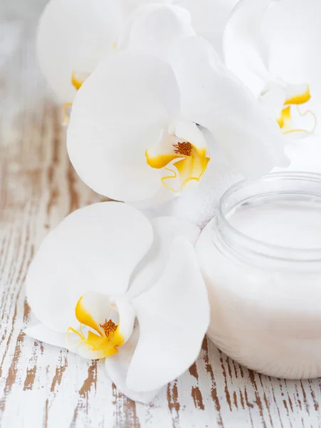 Conjunto de spa com orquídeas brancas — Fotografia de Stock