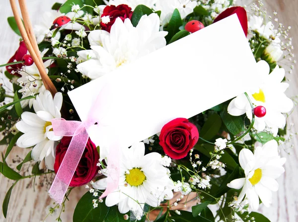 Flores con una tarjeta blanca — Foto de Stock