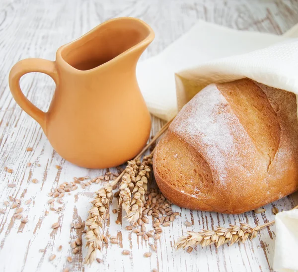 Bread and wheat — Stock Photo, Image