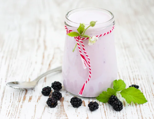 Blackberry yogurt — Stock Photo, Image