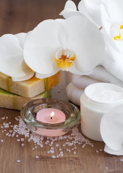 Set de spa con orquídeas blancas — Foto de Stock