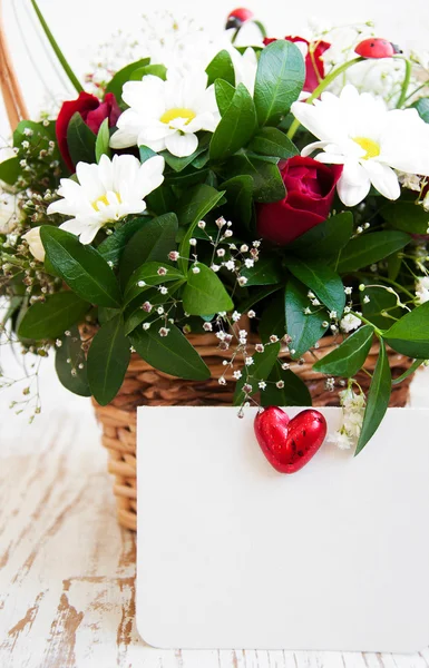 Blumen mit einer weißen Karte — Stockfoto