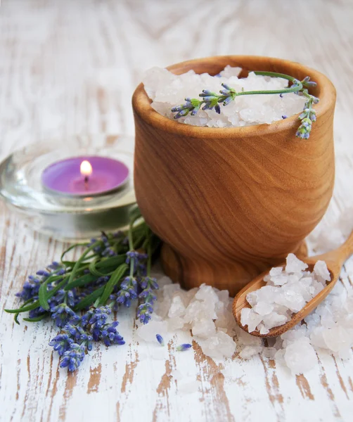 Mortar and pestle with lavender salt — Stock Photo, Image