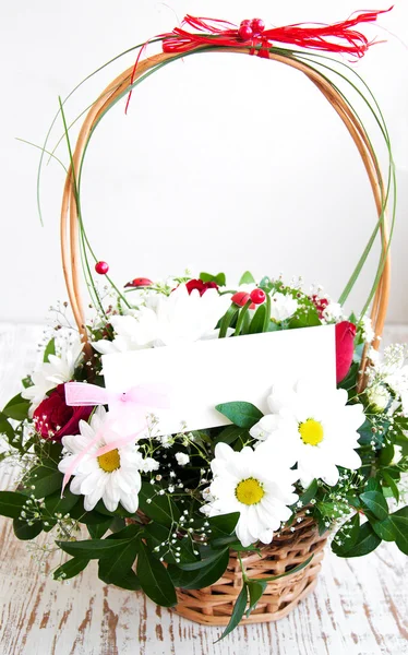 Blumen mit einer weißen Karte — Stockfoto