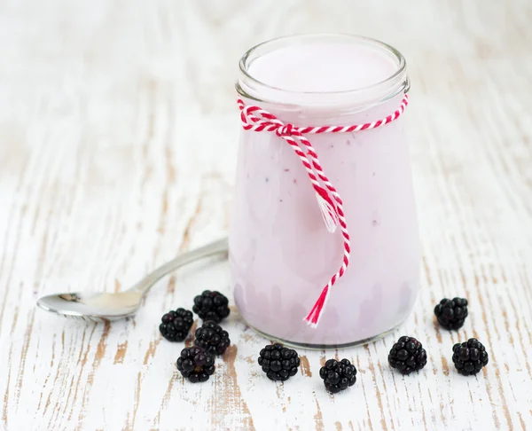 Blackberry yogurt — Stock Photo, Image