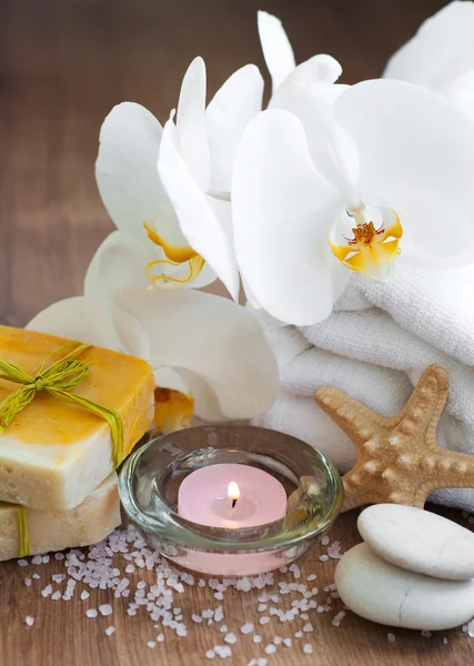 Wellness-Set mit weißen Orchideen — Stockfoto