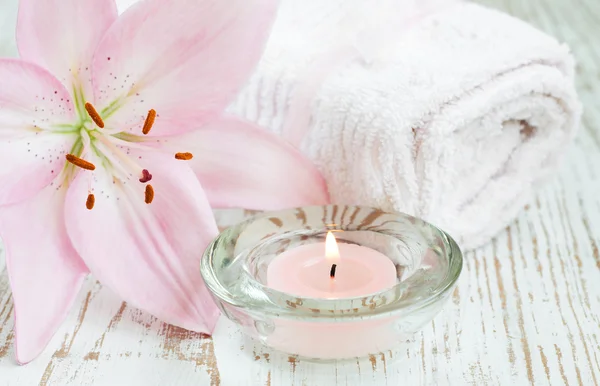 Lily Květina a svíčka — Stock fotografie