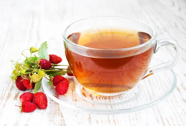Tè e fragole di bosco — Foto Stock