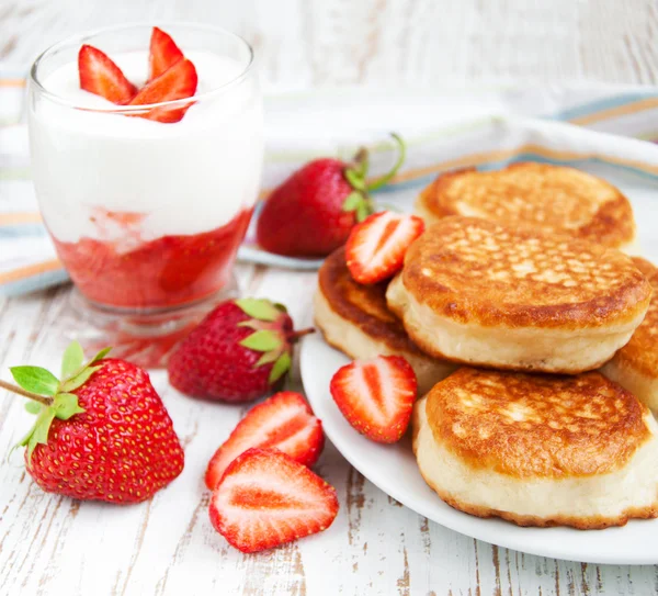 Verse aardbeien pannenkoeken en yoghurt — Stockfoto
