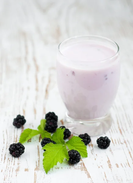 Blackberry yogurt — Stock Photo, Image