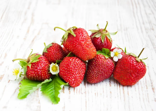 Färska jordgubbar med blad — Stockfoto