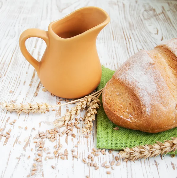 Bread and wheat — Stock Photo, Image