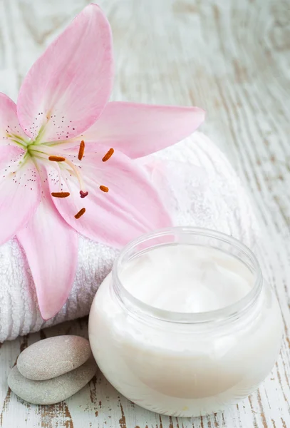 Face cream with lily flowers — Stock Photo, Image