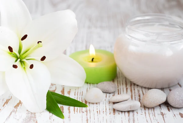 Spa med lily — Stockfoto