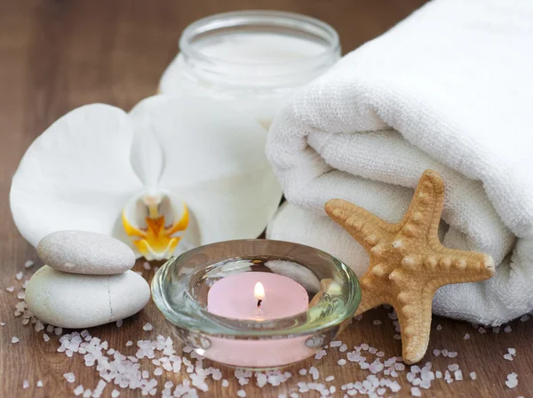 Wellness-Set mit weißen Orchideen — Stockfoto