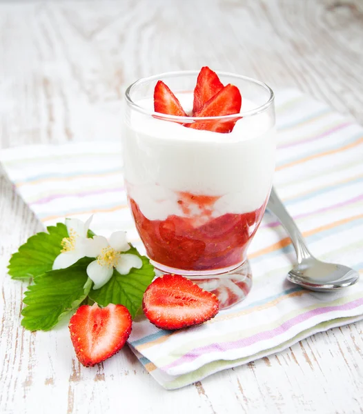草莓酸奶 — 图库照片