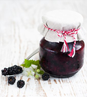 ev yapımı böğürtlen reçeli