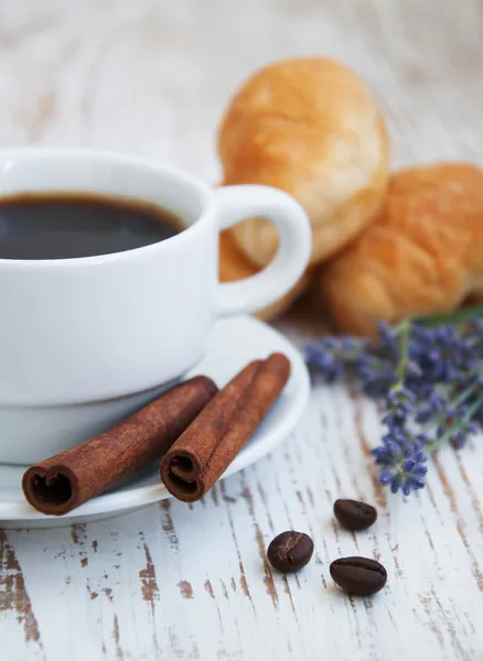 Croissant mit Kaffee — Stockfoto