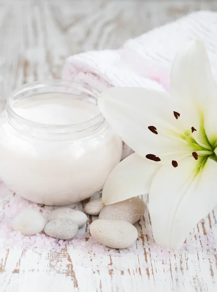 Gesichtscreme mit Lilienblüten — Stockfoto