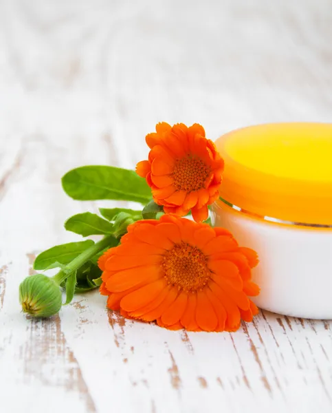 Face cream and calendula flowers — Stock Photo, Image