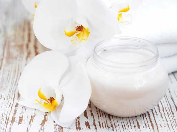 Set de spa con orquídeas blancas —  Fotos de Stock