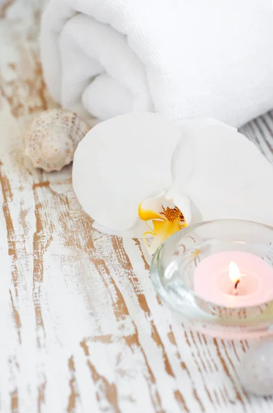 Set de spa con orquídeas blancas — Foto de Stock