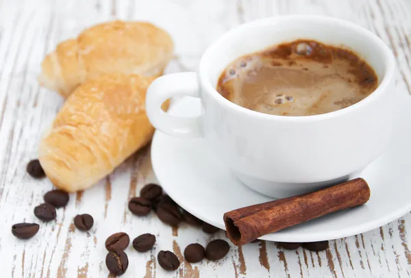 Croissant met koffie — Stockfoto