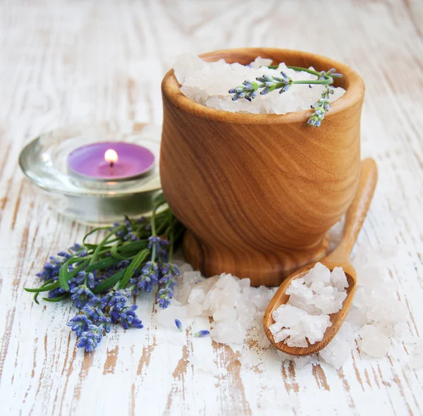 Mortar and pestle with lavender salt — Stock Photo, Image