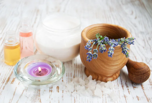 Mortier en een stamper met lavendel zout — Stockfoto