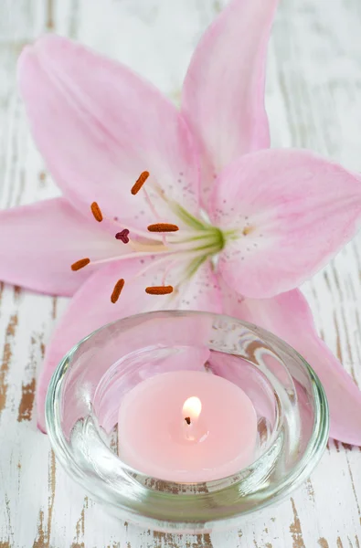 Цветок лилии и свечи — стоковое фото