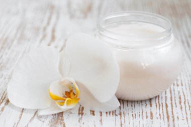 Orkide çiçekli yüz kremi