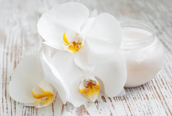 Face cream with orchids flowers — Stock Photo, Image