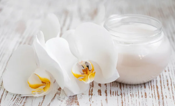 Face cream with orchids flowers — Stock Photo, Image
