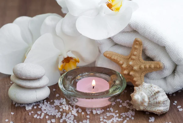 Conjunto de spa com orquídeas brancas — Fotografia de Stock