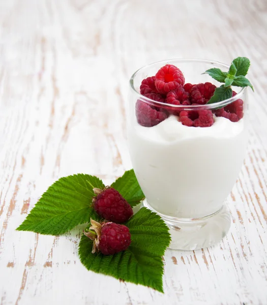 Малини йогурт — стокове фото