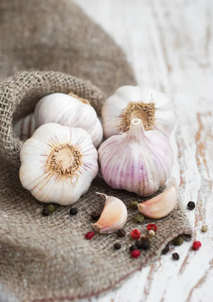 Saco de arpillera con ajo — Foto de Stock