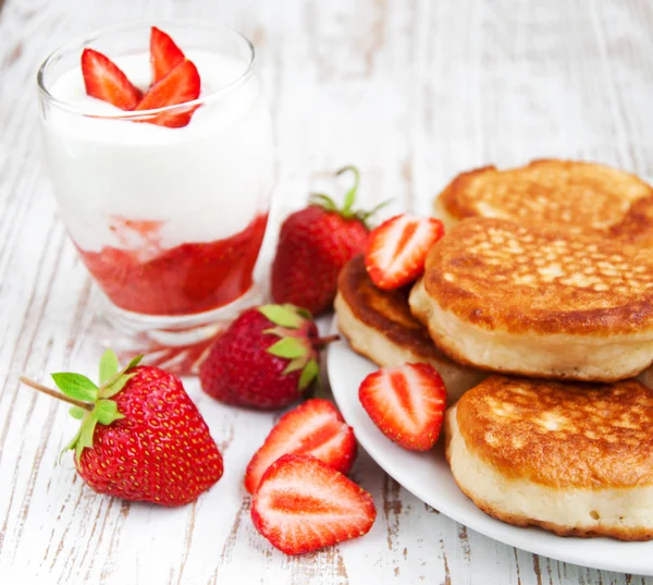 Verse aardbeien pannenkoeken en yoghurt — Stockfoto