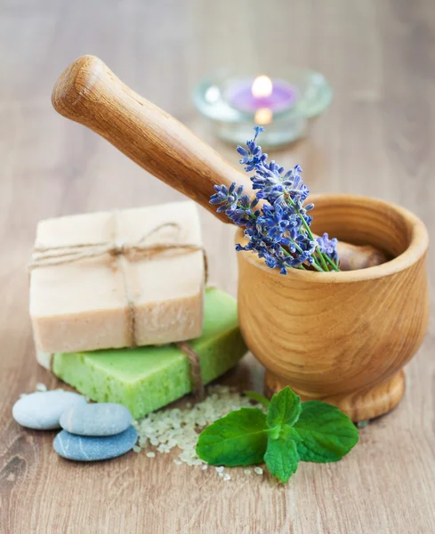 Mortar and pestle with lavender — Stock Photo, Image