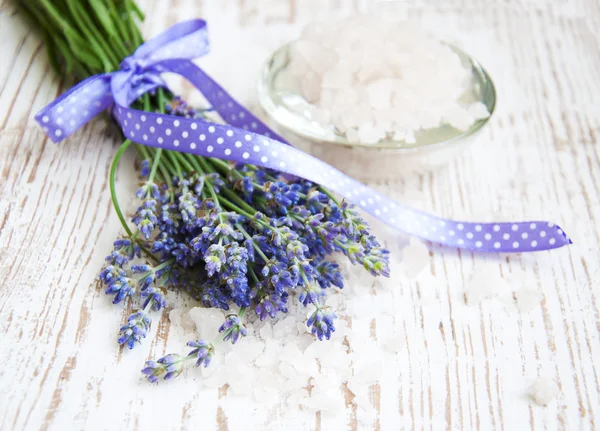 Lavender salt, and fresh flower — Stock Photo, Image