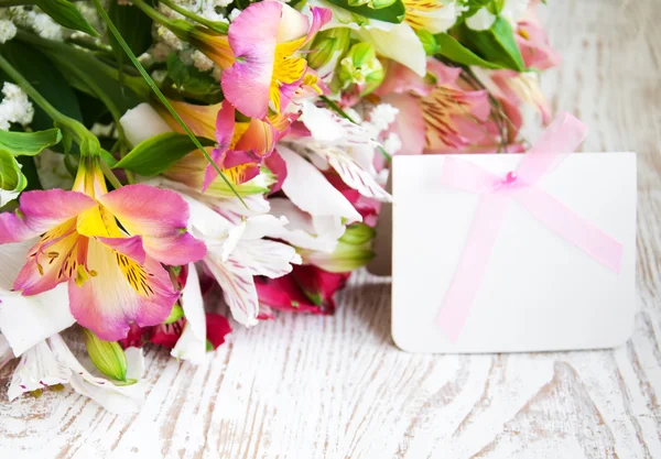 Alstroemeria Blumen mit einer weißen Karte — Stockfoto