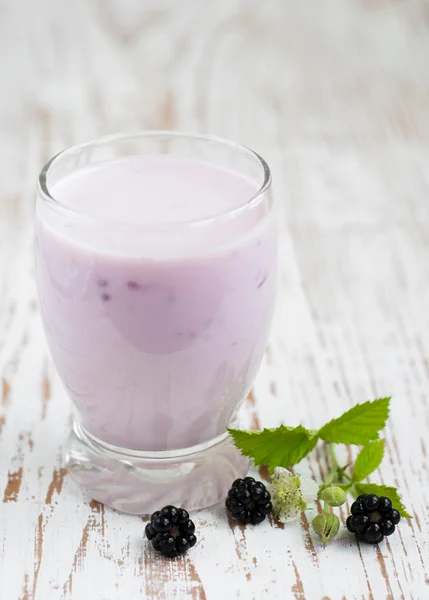 Blackberry yogurt — Stock Photo, Image