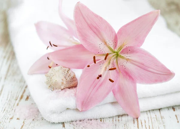 Spa ręcznik z kwiatkiem — Zdjęcie stockowe