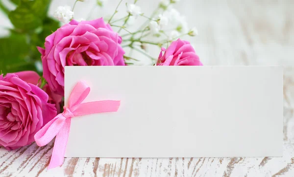 Tarjeta con rosas en la mesa — Foto de Stock