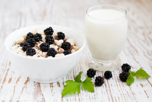 Skål med müsli med björnbär — Stockfoto